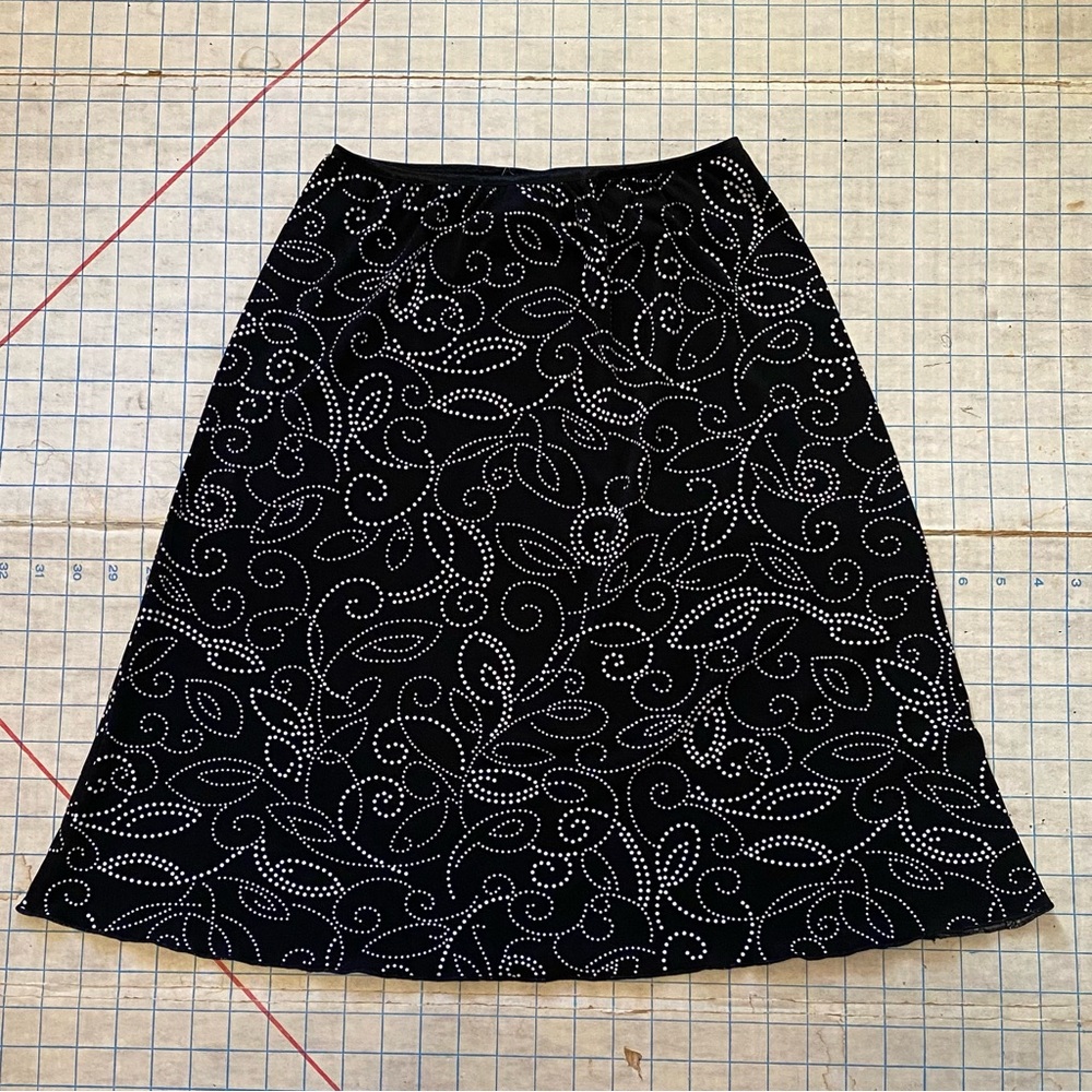 Wrapper knit skirt, dotted floral pattern, size L, black and white, A-line
